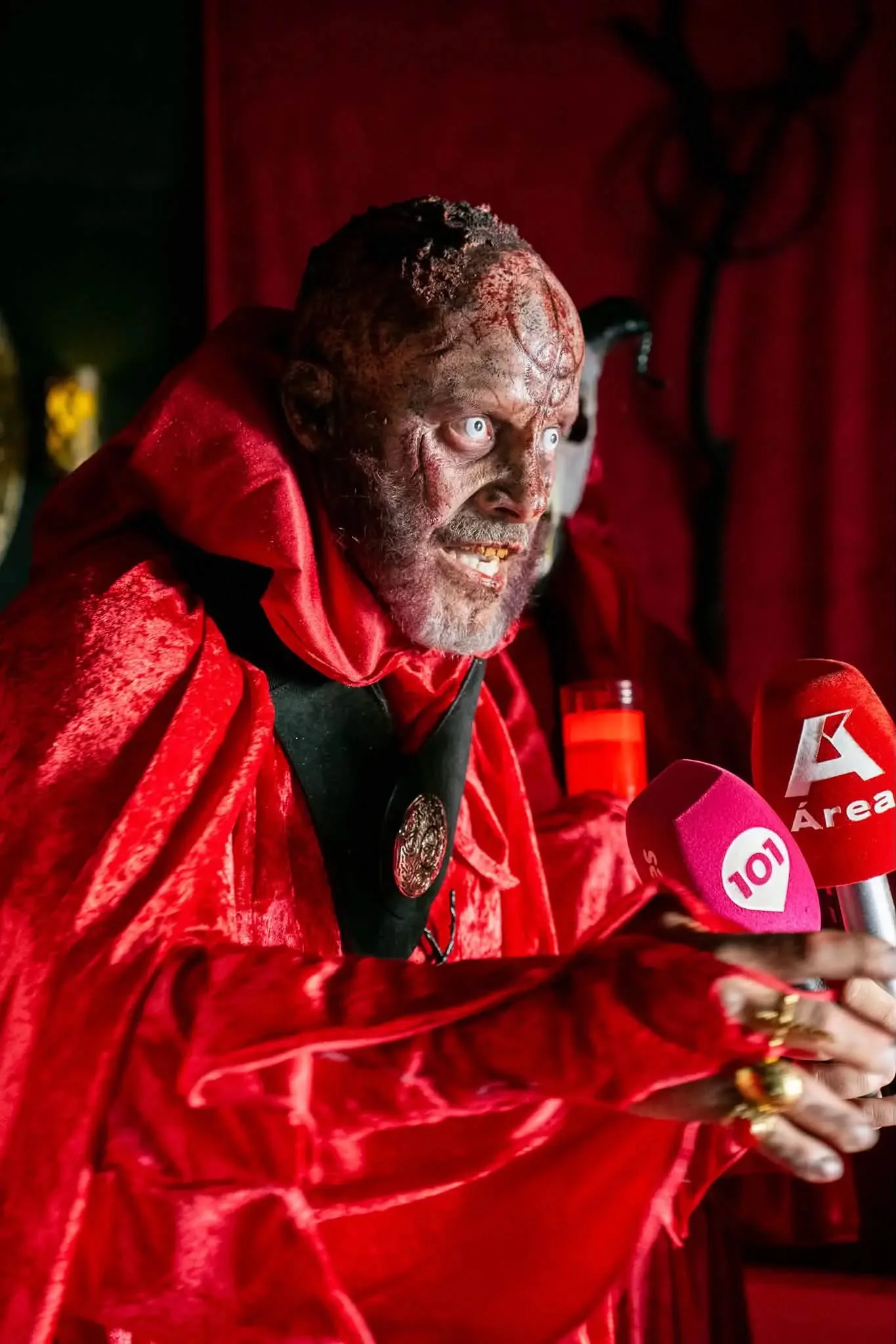 Jorge presenta El Monasterio ante los medios durante la promoción de Halloween