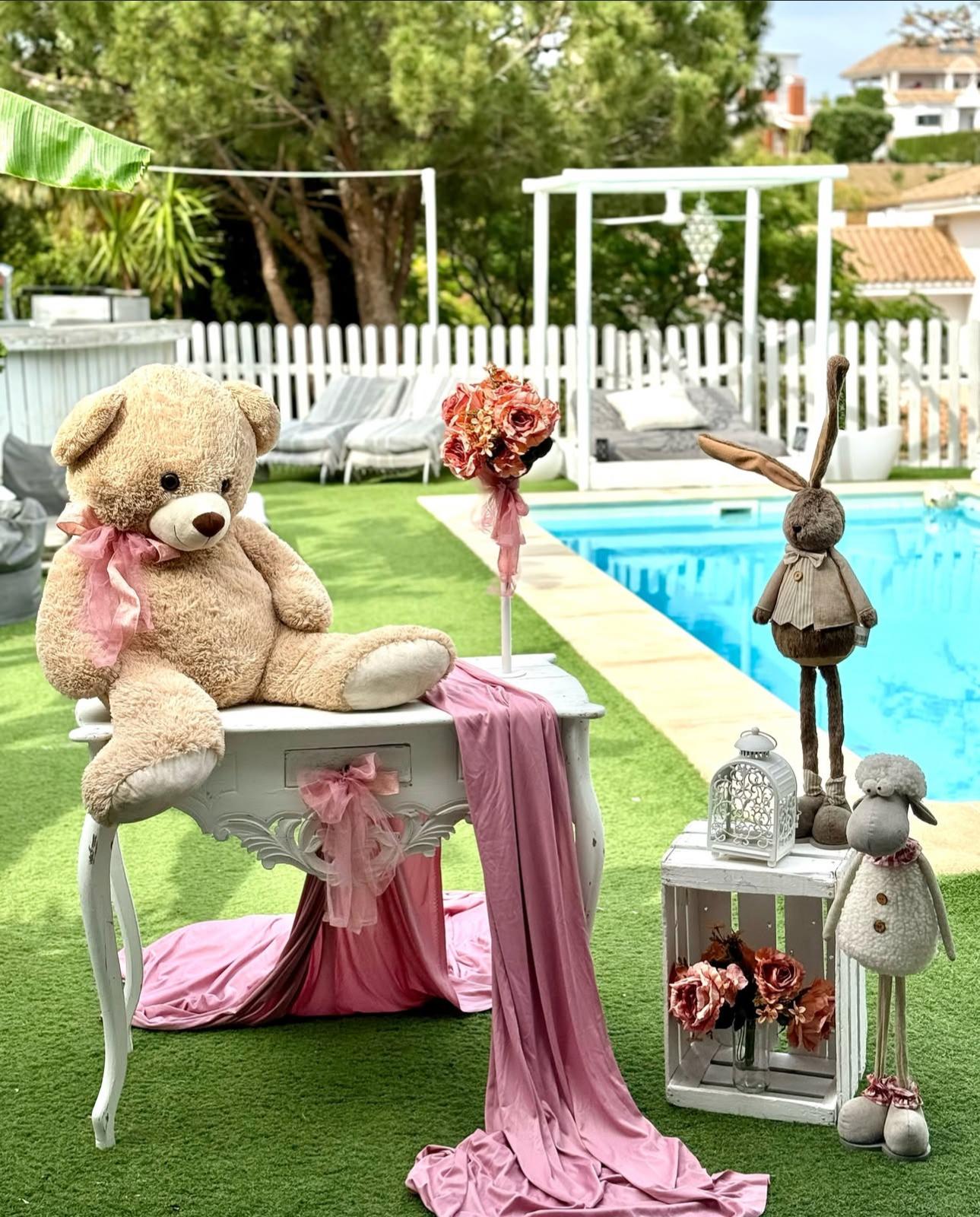 Montaje de baby shower con globos y detalles