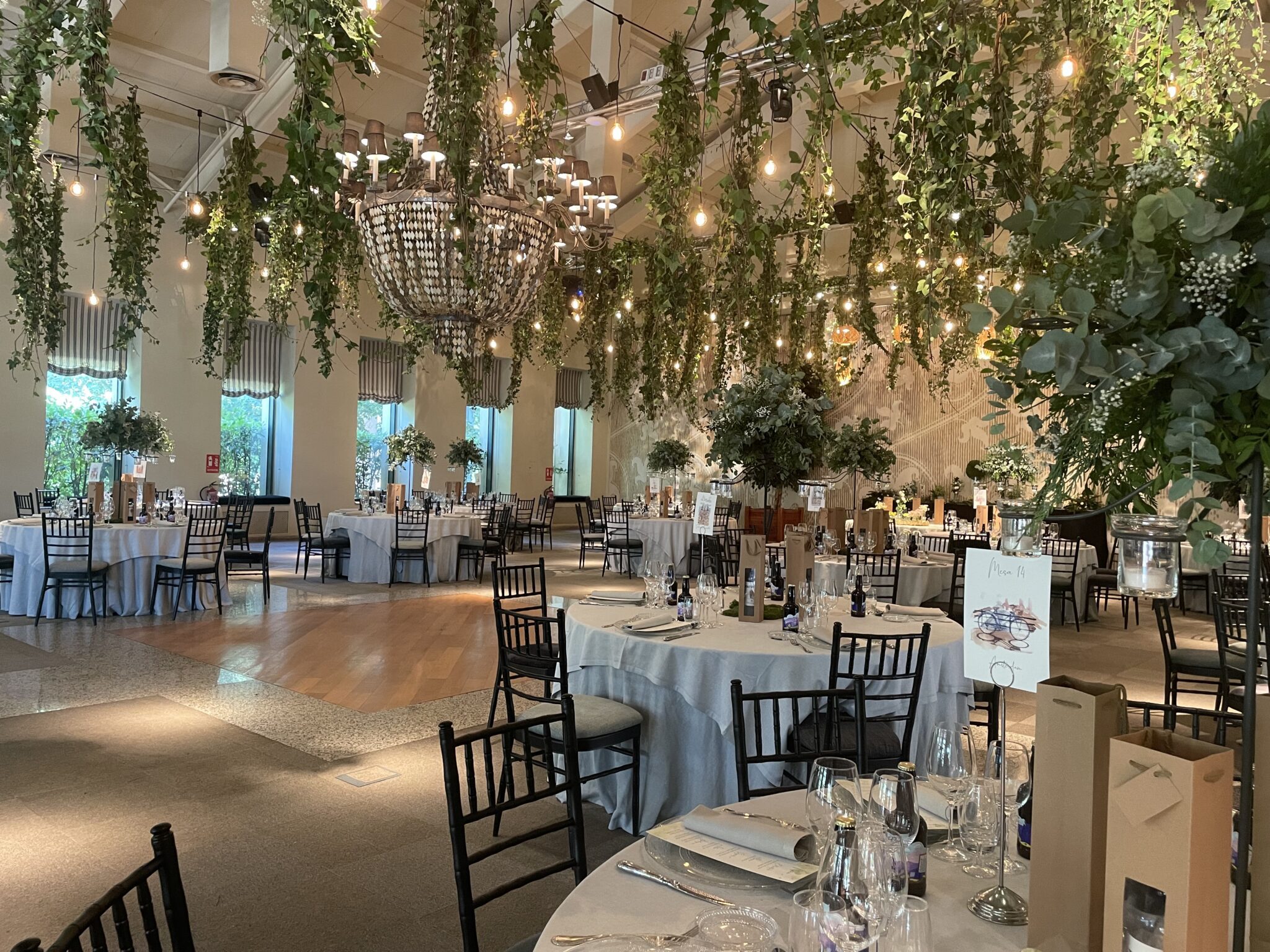 Decoraci&oacute;n elegante para celebraci&oacute;n de boda