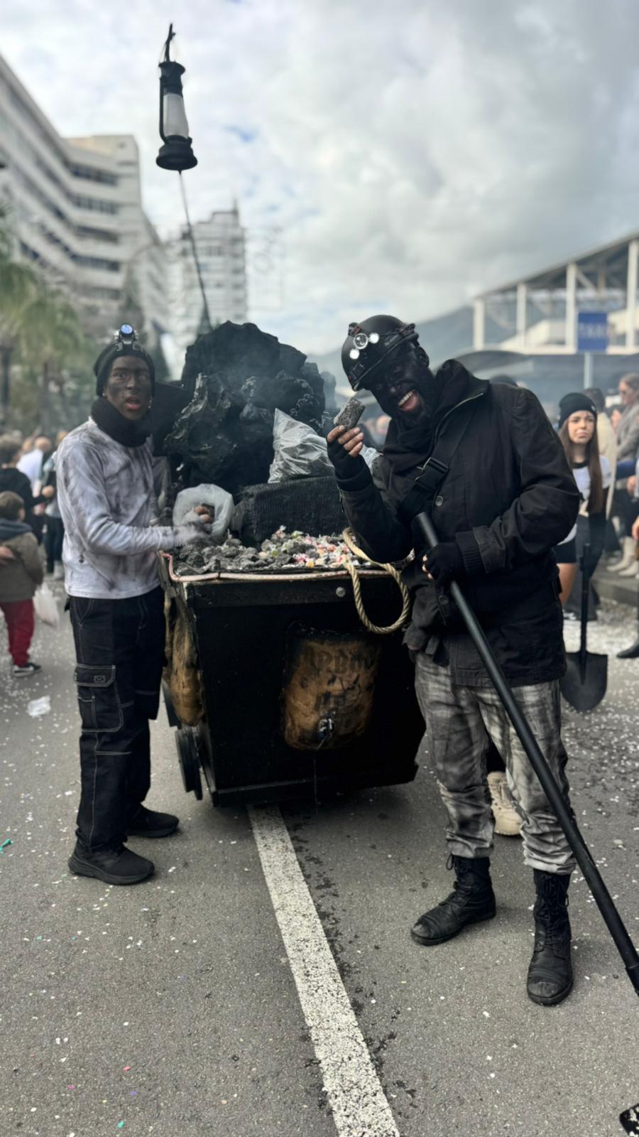 Pasacalles familiar con personajes y ambiente festivo