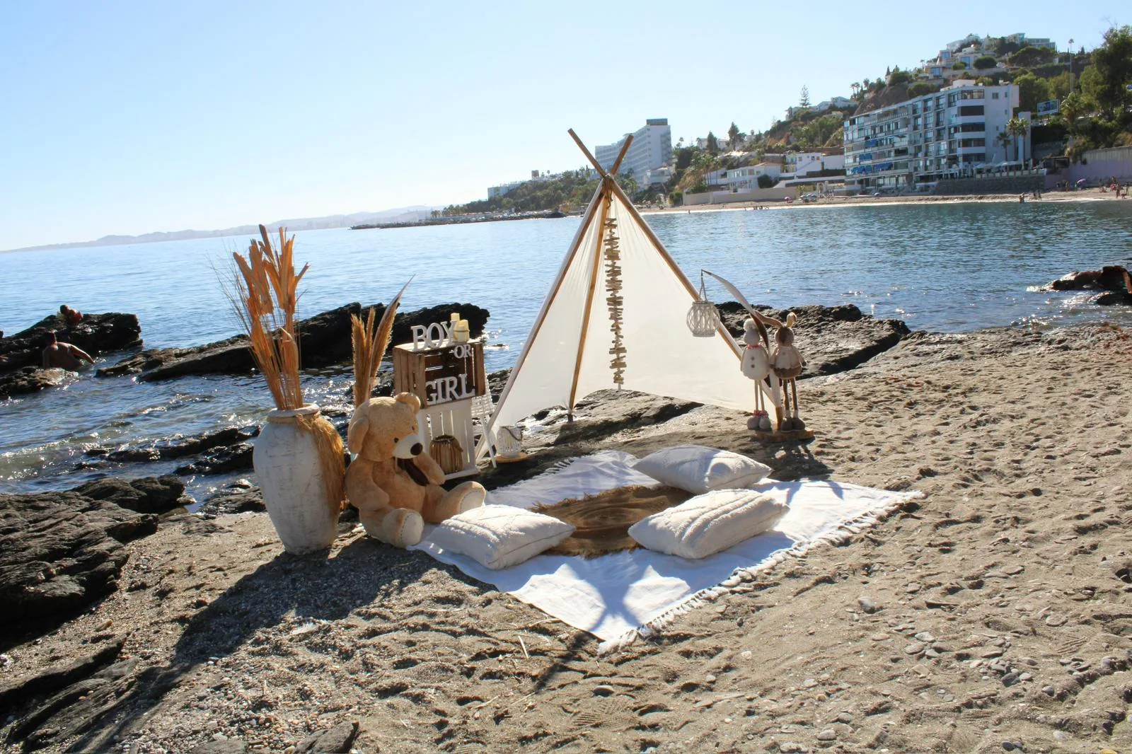 Montaje completo de revelación de sexo en una cala frente al mar en Málaga