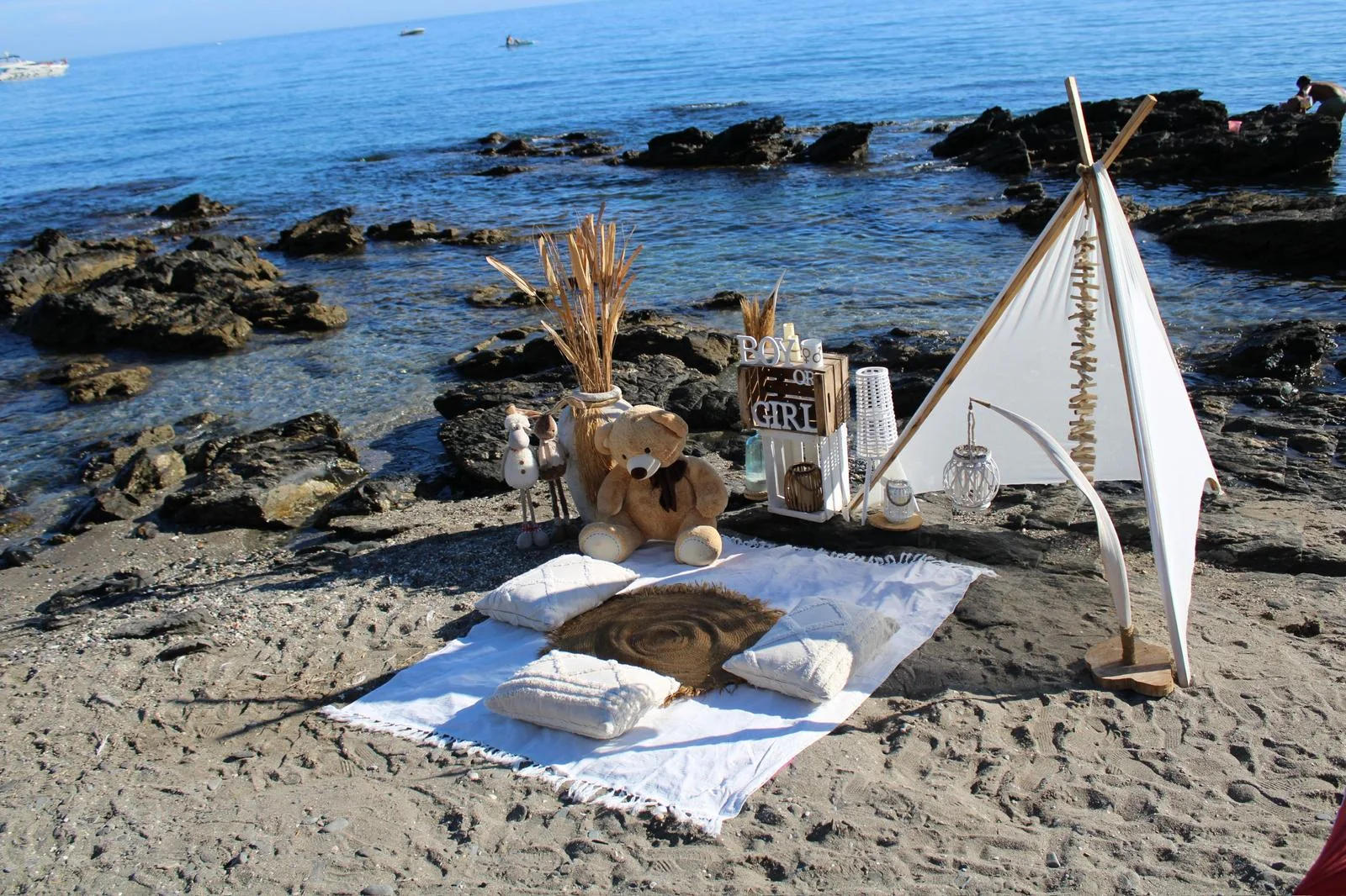 Montaje boho para gender reveal en una cala privada de la Costa del Sol