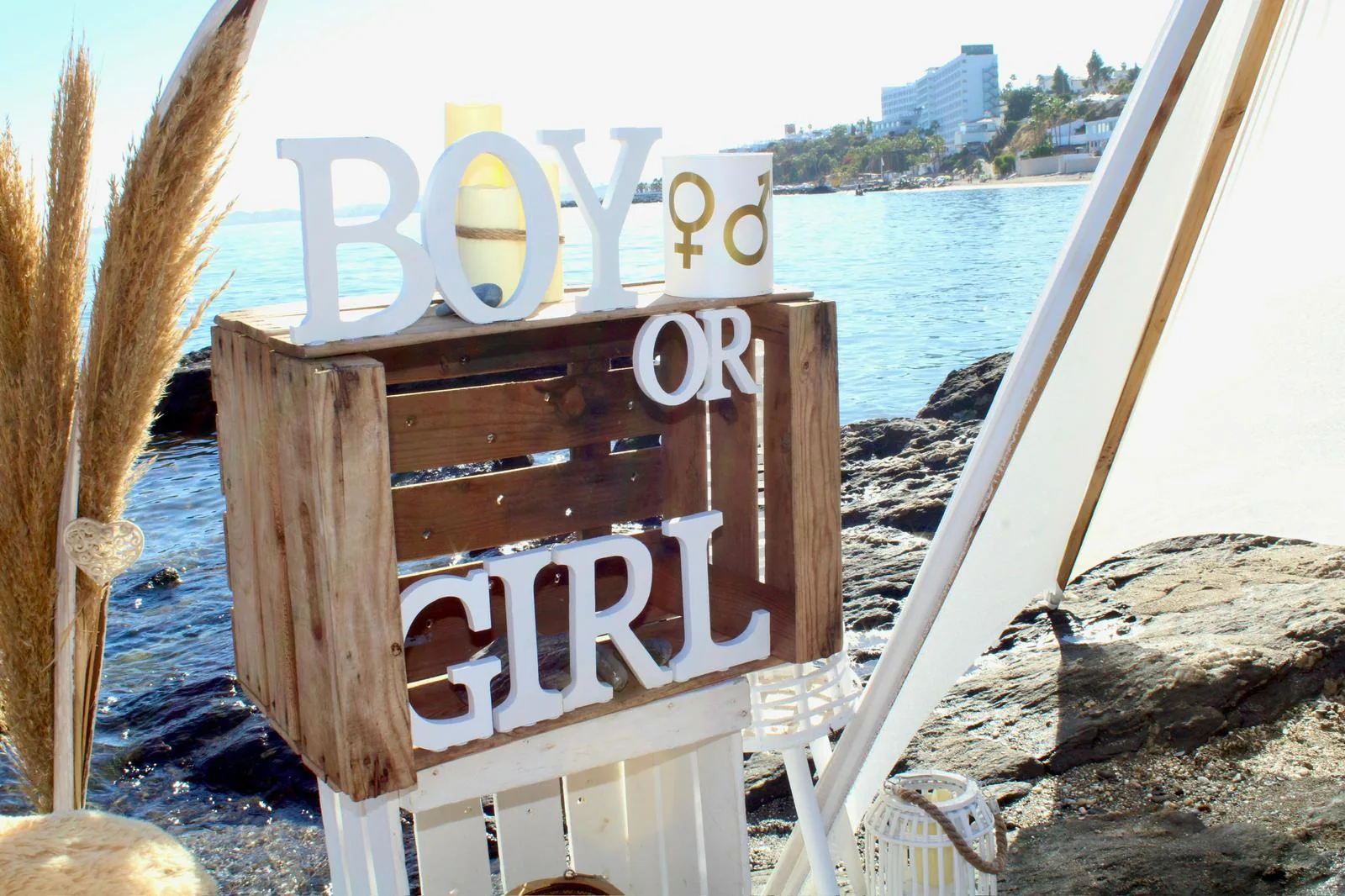 Cartel Boy or Girl y decoración de revelación de sexo junto al mar
